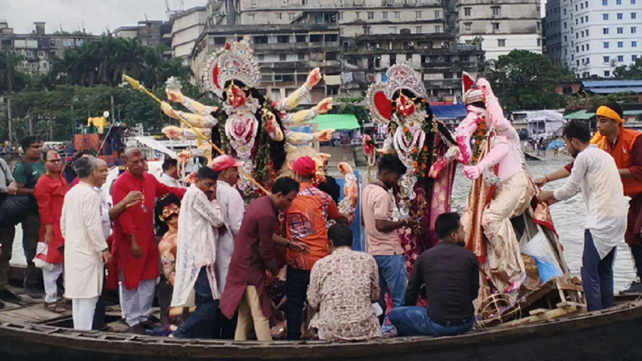 প্রতিমা বিসর্জনের মধ্য দিয়ে শেষ হচ্ছে শারদীয় দুর্গোৎসব